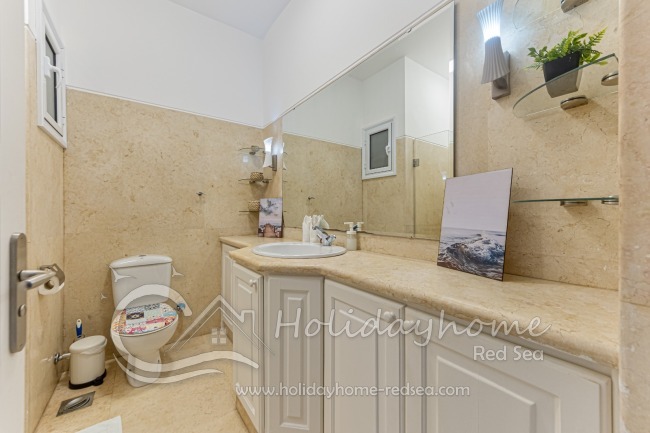 Badezimmer 2 mit großem Spiegel 