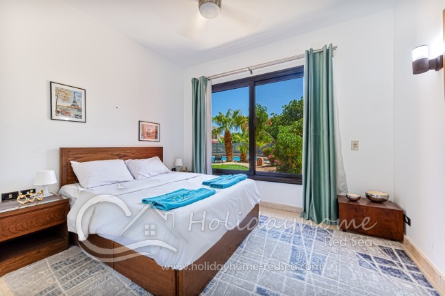 Schlafzimmer mit großem Doppelbett