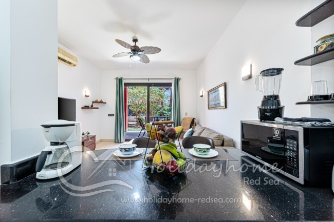 Voll ausgestattete Küche mit Waschmaschine, Wasserkocher, Mikrowelle und Kaffeemaschine