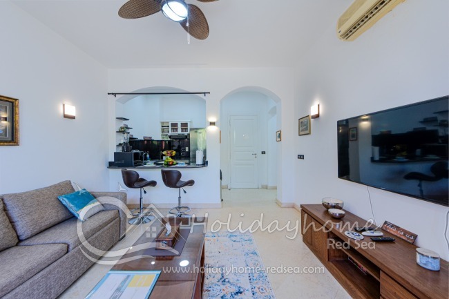 Großes Wohnzimmer mit Blick zur Küche