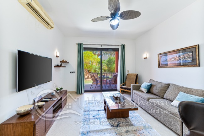 Wohnzimmer mit Zugang zur Terasse und großen TV