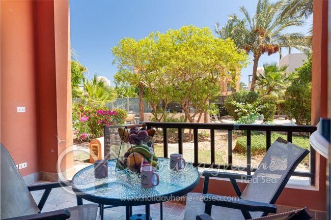 Terrasse mit Blick zum Garten und Geminschaftspool