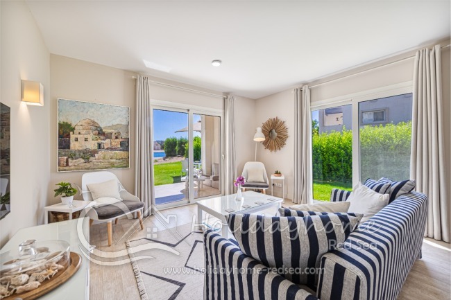 Gemütliches, helles Wohnzimmer mit Blick auf Garten und Lagune