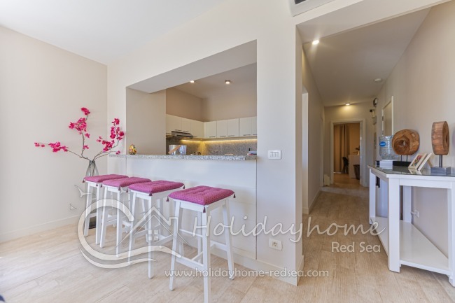 Küche mit Theke als Essbereich und Flur