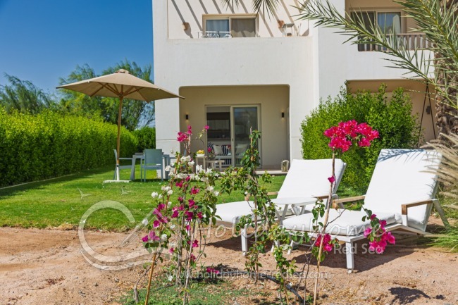 Sonnenliegen an der Lagune