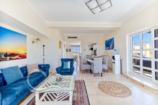 Großes Wohnzimmer, mit Essbereich, offener Küche und Zugang zur Terrasse