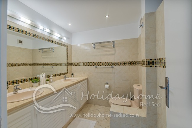 Badezimmer zum Schlafzimmer 1 mit großem Waschbereich und Dusche