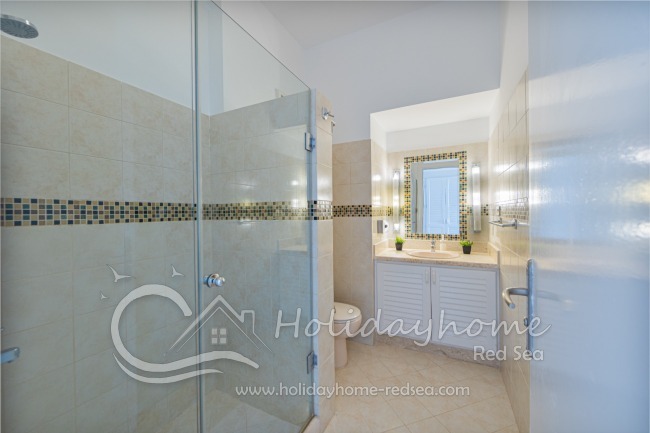 Badezimmer zu Schlafzimmer 2 mit großer Dusche
