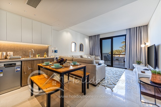 Sch&ouml;nes Wohnzimmer mit offener K&uuml;che und Essbereich