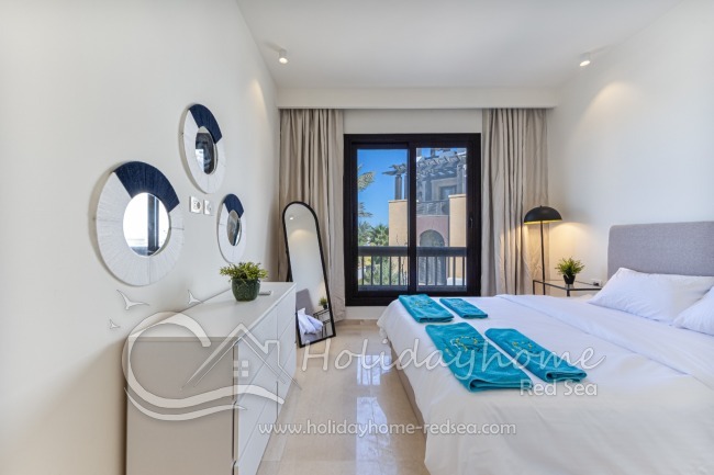 Helles Schlafzimmer mit gro&szlig;em Spiegel und ausreichend Stauraum