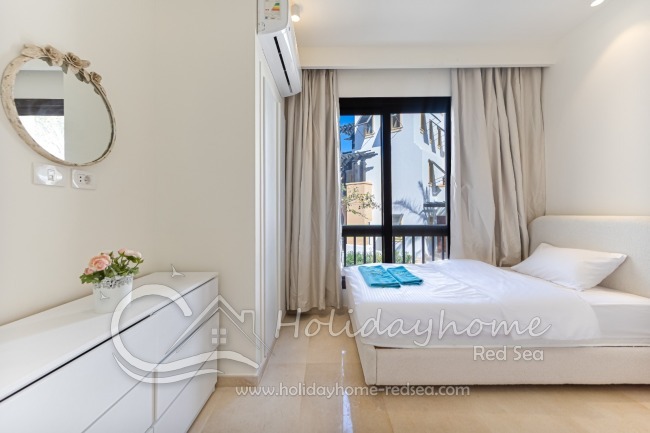 Zweites Schlafzimmer mit 2 Einzelbetten, Kommode und Kleiderschrank