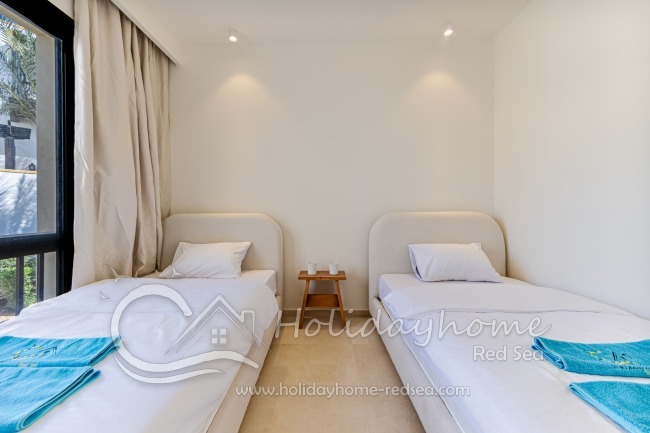 Zwei gro&szlig;e Einzelbetten im zweiten Schlafzimmer