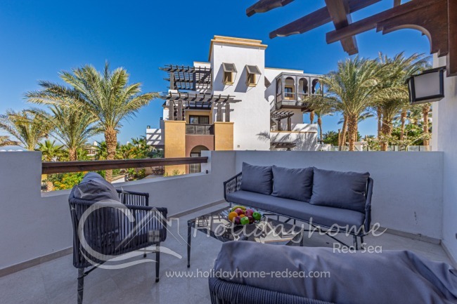 Gro&szlig;e Terrasse mit gem&uuml;tlichen Sitzm&ouml;blen und tollem Ausblick