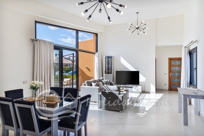 Helles offenes Wohnzimmer mit Essbereich