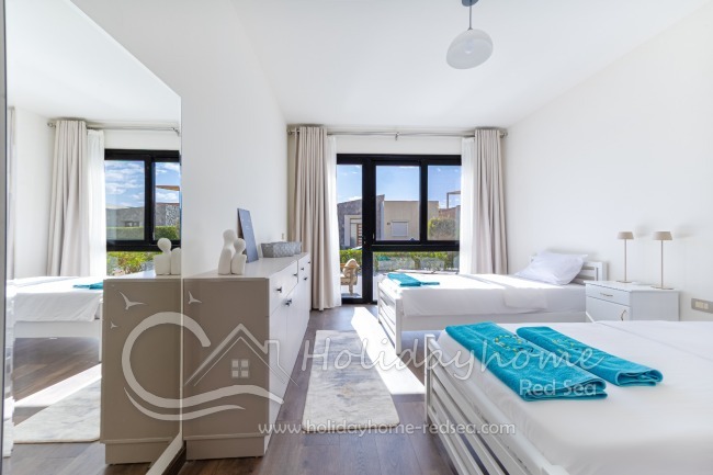 Sch&ouml;nes Schlafzimmer mit Zugang zur Terrasse