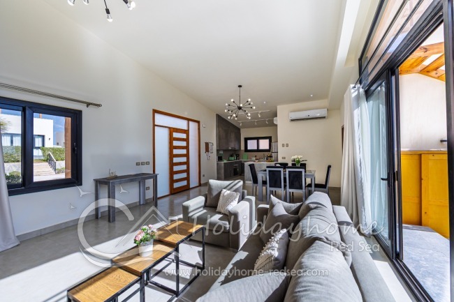 Gem&uuml;tliche Sofa Ecke und Zugang zur Terrasse