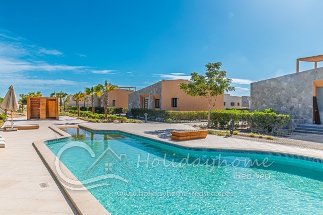 Pool mit Blick auf das Ferienhaus