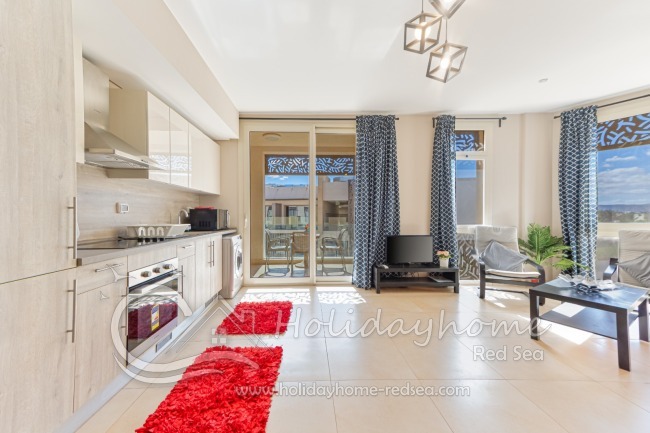 Wohnzimmer und offene K&uuml;che mit Zugang zum Balkon