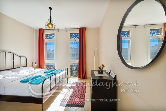 Sch&ouml;nes Schlafzimmer mit Schrank, Kommode und Spiegel