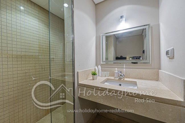 Badezimmer mit gro&szlig;er Dusche, Ablage und Spiegel