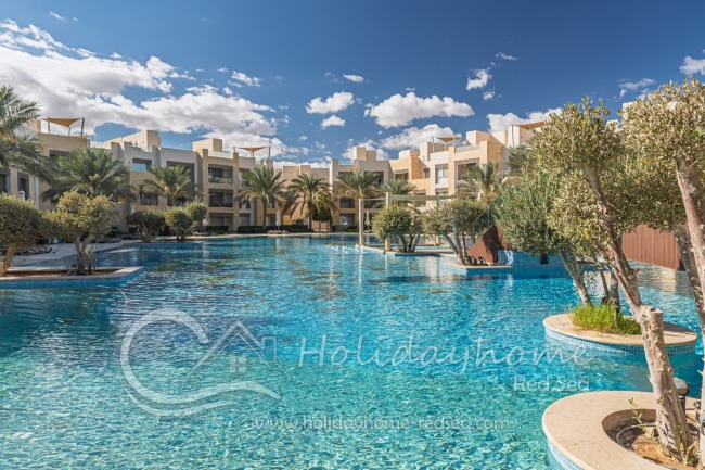 Sch&ouml;ne Poollandschaft mit Palmen