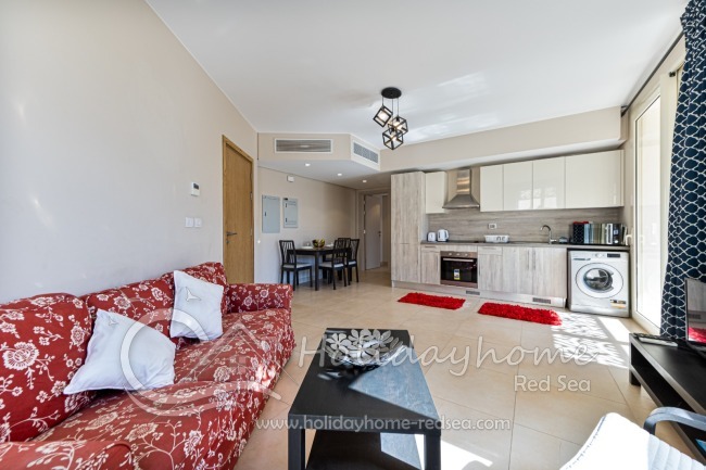 Offenes Wohnzimmer mit K&uuml;che und Essbereich