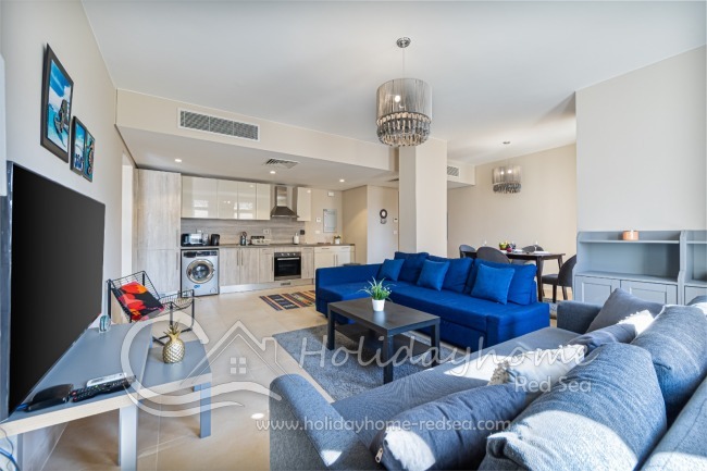 Gem&uuml;tliches Wohnzimmer mit gro&szlig;em Smart TV