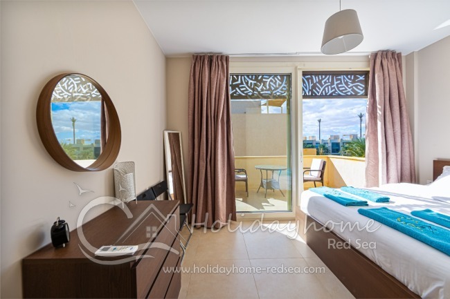 Sch&ouml;nes Schlafzimmer mit Balkon und Blick zum Pool