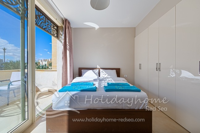 Schlafzimmer mit Balkon und gro&szlig;em Kleiderschrank