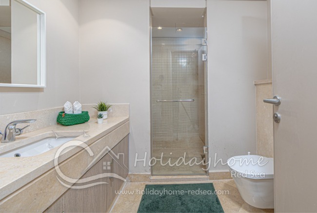 Ger&auml;umiges Badezimmer mit Dusche