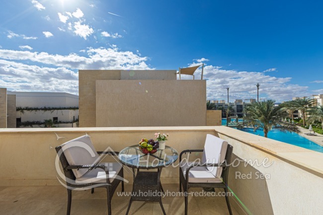 Gro&szlig;er Balkon mit Poolblick