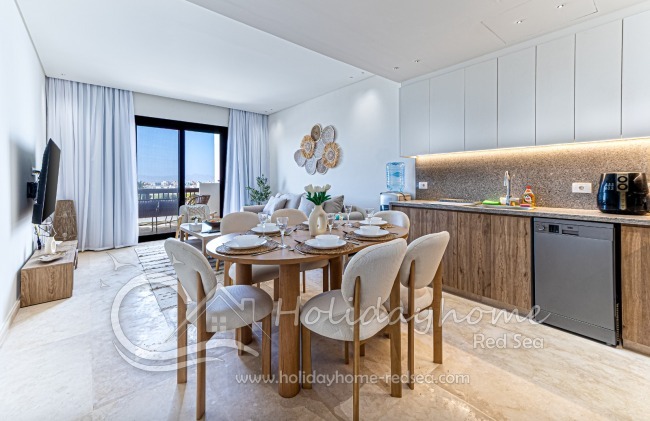 Gro&szlig;es helles Wohnzimmer mit offener K&uuml;che und Essbereich 