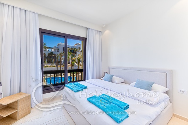 Schlafzimmer 1 mit Blick zum Pool