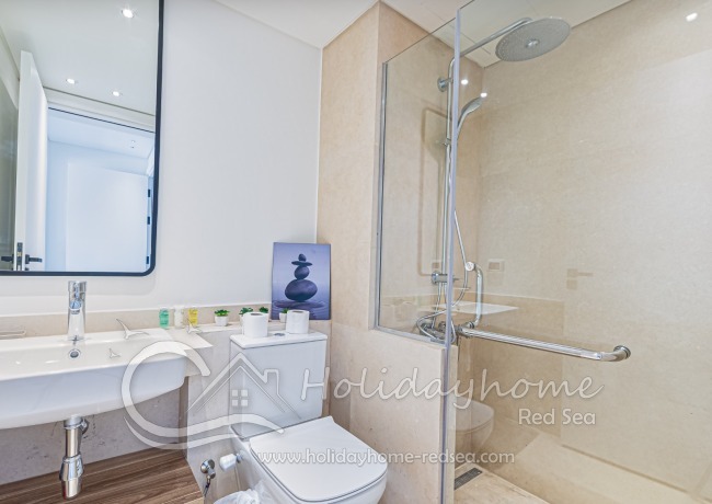 Badezimmer mit gro&szlig;er Dusche 