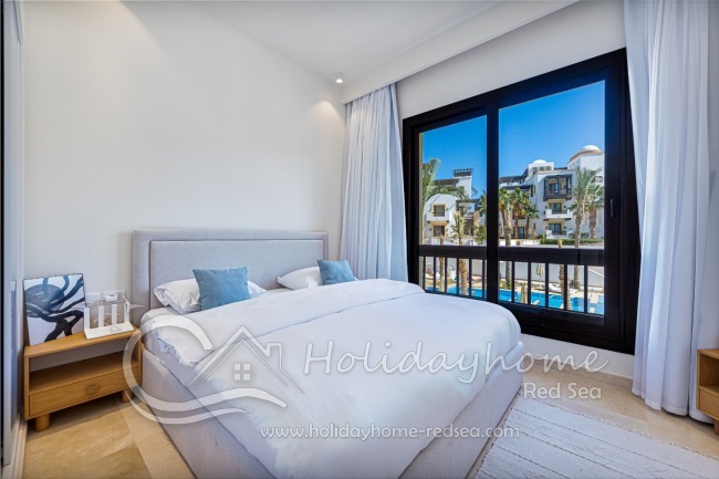 Schlafzimmer 2 mit ebenfalls tollem Poolblick