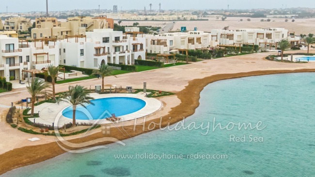 Blick auf das Apartment mit Lagune und Gemeinschaftspool