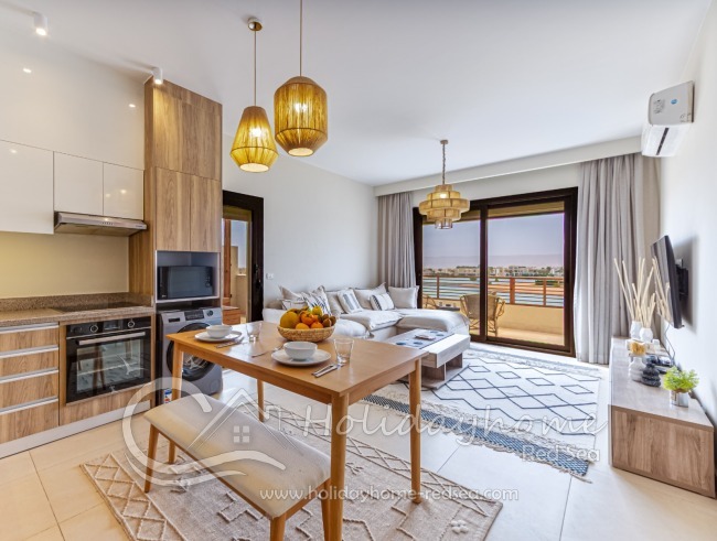 Offene K&uuml;che mit Esstisch, Blick ins Wohnzimmer mit Balkon 