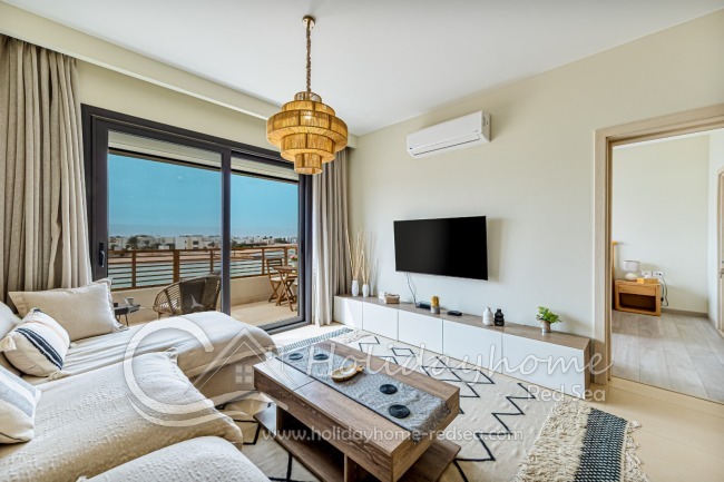 Wohnzimmer mit Smart TV und Balkon 