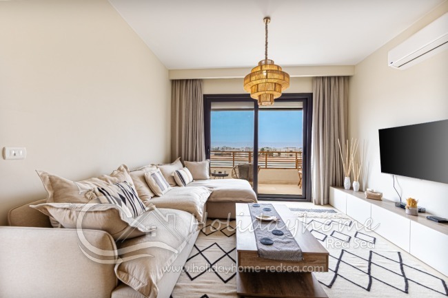 Helles, modern eingerichtetes Wohnzimmer mit gro&szlig;em, gem&uuml;tlichem Sofa