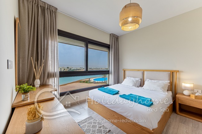 Sch&ouml;nes Schlafzimmer mit tollem Ausblick und gro&szlig;er Kommode