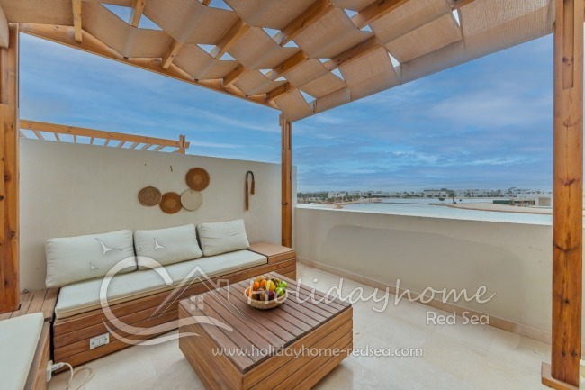 Gro&szlig;e Dachterrasse mit Schattendach und einzigartigem Ausblick 