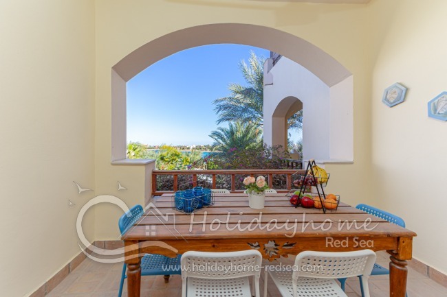 Gro&szlig;er Balkon mit Blick zum Garten und zur Lagune