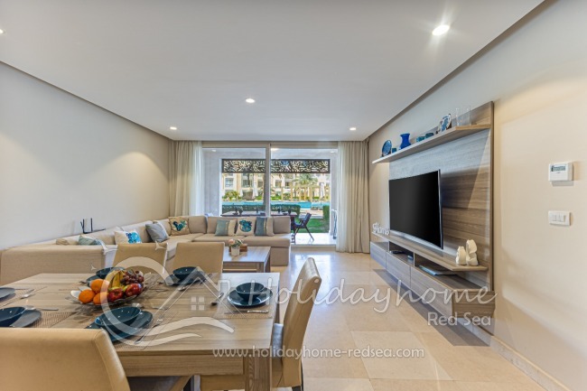 Wohnzimmer mit Zugang zur Terrasse und zum Pool