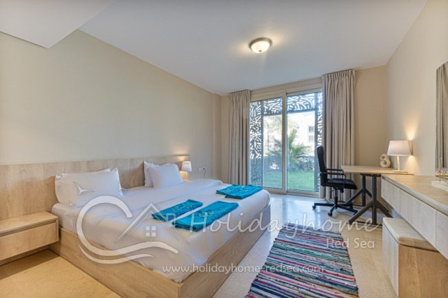 Schlafzimmer 1 mit Doppelbett und Arbeitsplatz