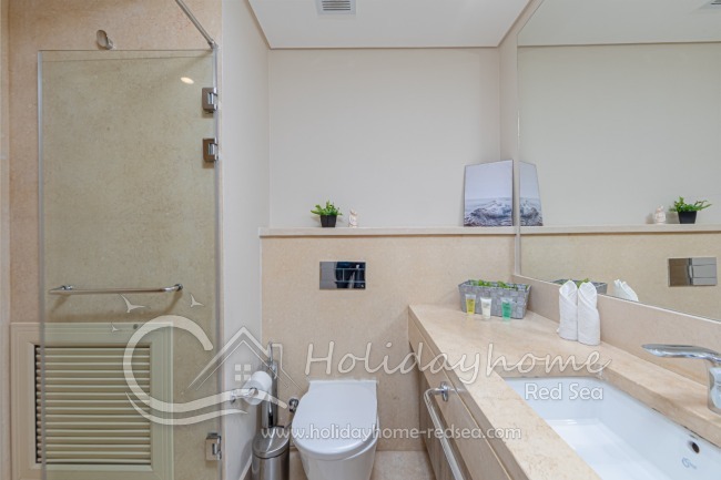 Badezimmer 2 mit gro&szlig;er Ablage und Dusche