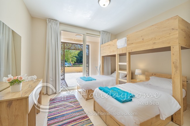 Schlafzimmer 3 mit Etagenbett, Kommode und kleiner Terrasse