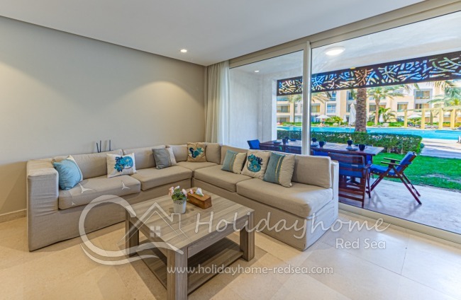 Gem&uuml;tliche Sofaecke im gro&szlig;en Wohnzimmer 