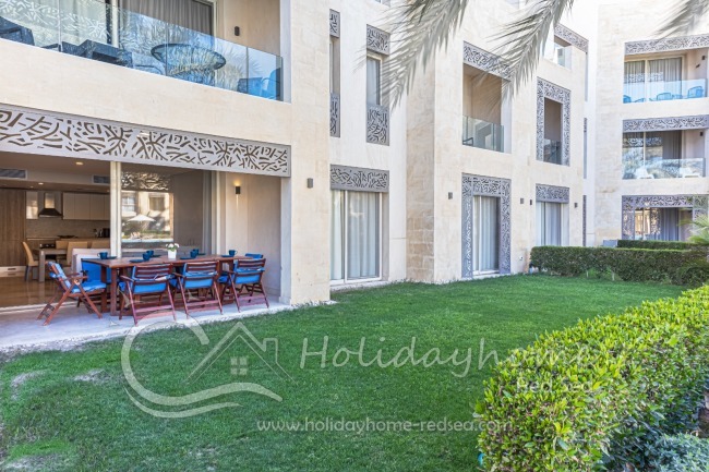 Terrasse mit Sitzgelegenheit und Garten