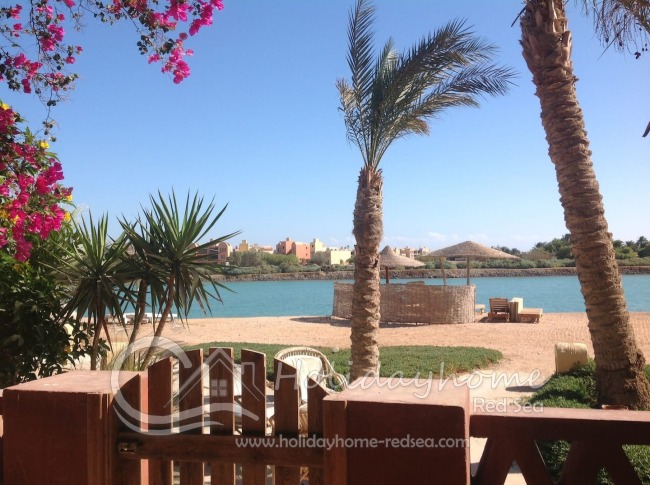 Lagunenblick mit Sonnenliegen
