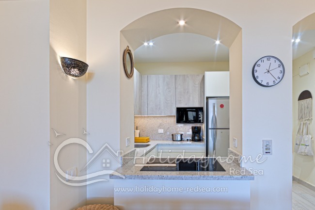 Voll ausgestattete K&uuml;che mit Kochinsel und Mikrowelle
